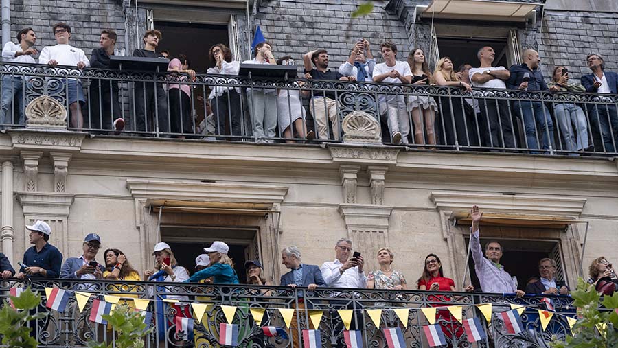 Sekitar 300.000 orang dari tribun, sedangkan 200.000 orang lainnya menyaksikan dari balkon apartemen. (Nathan Laine/Bloomberg)