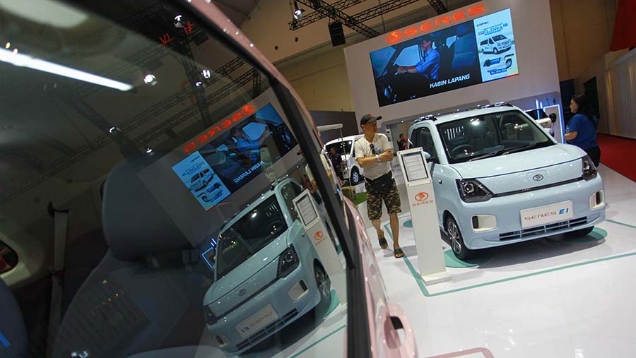 DFSK menampilkan mobil EV mini Seres E1 B-Type dengan harga Rp 189 Juta dan Seres E1 L-Type RP 219 juta. (Bloomberg Technoz/Andrean Kristianto)