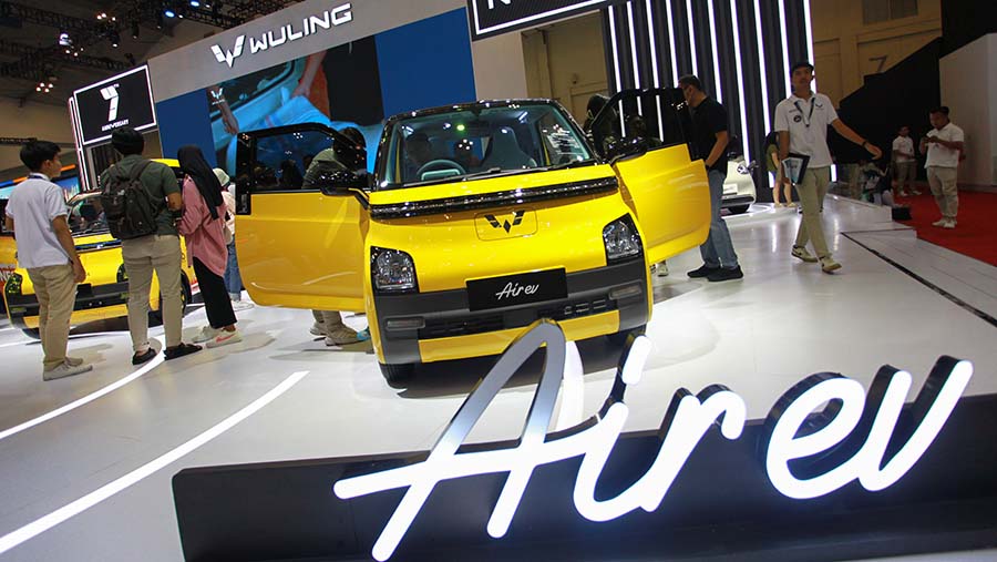 Wuling Air EV dipamerkan di ajang GIIAS 2024 di ICE BSD, Sabtu (27/7/2024). (Bloomberg Technoz/Andrean Kristianto)