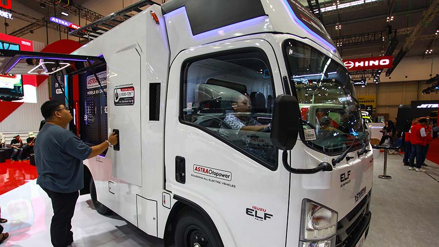 Isuzu ELF Mobile EV Charger dipamerkan dalam ajang GIIAS 2024 di ICE BSD, Sabtu (27/7/2024). (Bloomberg Technoz/Andrean Kristianto)