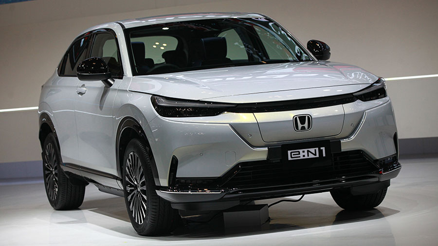 Honda e:N1 dipamerkan dalam ajang GIIAS 2024 di ICE BSD, Sabtu (27/7/2024). (Bloomberg Technoz/Andrean Kristianto)
