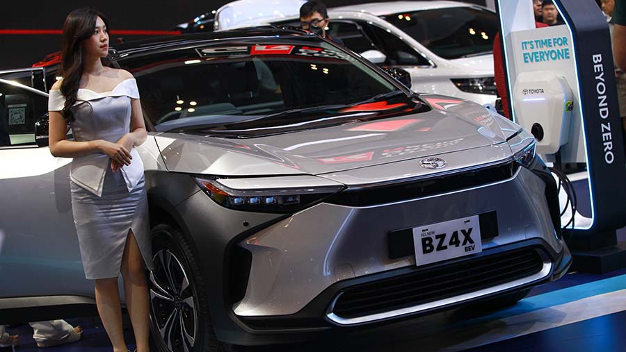 Toyota masih membawa mobil lsitrik pertamanya yang dipasarkan di Indonesia idengan harga normal Rp1,19 miliar. (Bloomberg Technoz/Andrean Kristianto)