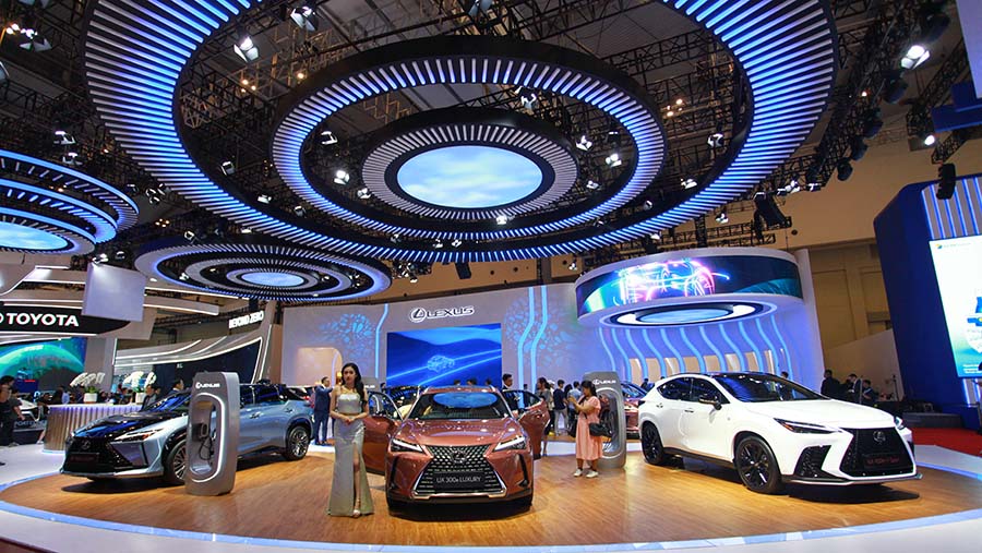 Lexus yang merupakan brand mobil mewah milik Toyota Motor Corporation membawa line up mobil listriknya. (Bloomberg Technoz/Andrean Kristianto)