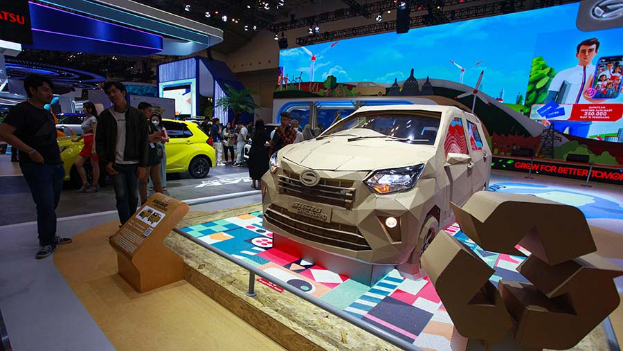 Daihatsu Sigra Cardboard dipamerkan dalam ajang GIIAS 2024 di ICE BSD, Sabtu (27/7/2024). (Bloomberg Technoz/Andrean Kristianto)