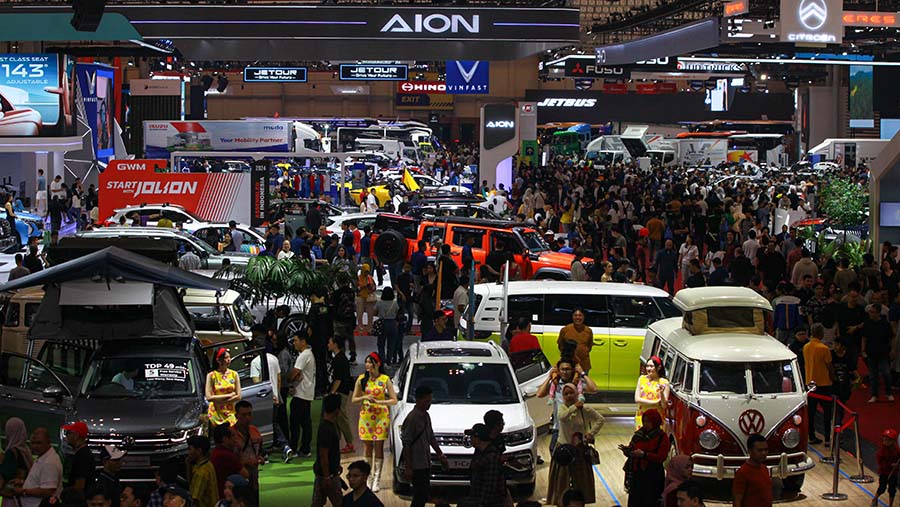 Pengunjung memadati area pameran GIIAS 2024 di ICE BSD, Sabtu (27/7/2024). (Bloomberg Technoz/Andrean Kristianto)