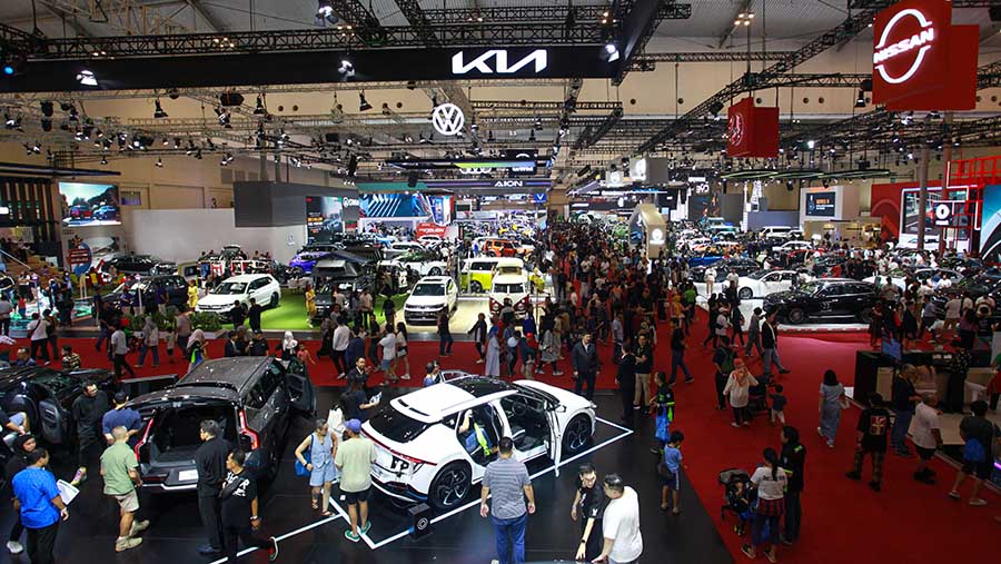 Pengunjung memadati area pameran GIIAS 2024 di ICE BSD, Sabtu (27/7/2024). (Bloomberg Technoz/Andrean Kristianto)
