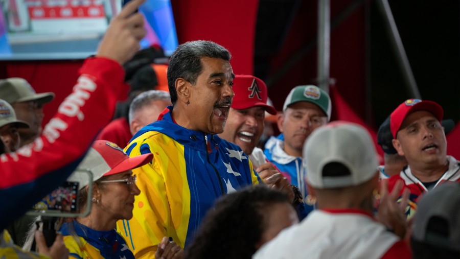 Nicolas Maduro merayakan kemenangan dengan pendukung di Istana Miraflores di Caracas pada 29 Juli. (Fotografer: Andrea Hernandez Briceno/Bloomberg)