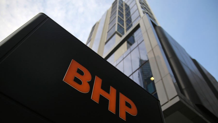 Logo BHP Group Ltd. di luar Brookfield Place di Perth, Australia./Bloomberg-Philip Gostelow