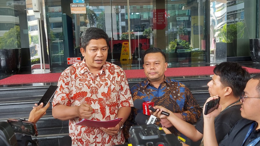 Kuasa hukum kader PDIP Donny Tri Istiqomah, Johannes L Tobing. (Bloomberg Technoz/Muhammad Fikri)