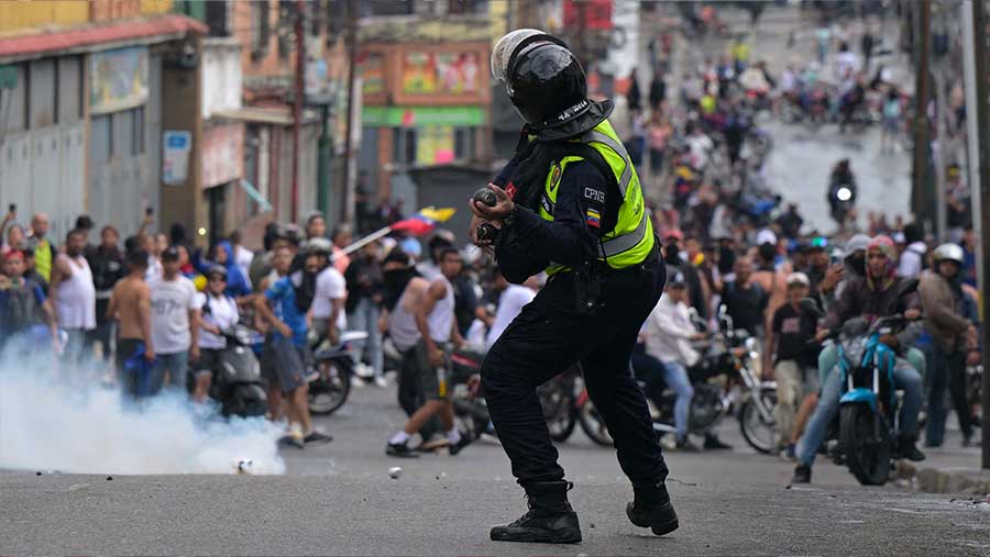 Venezuela Rusuh, Tak Terima Kemenangan Maduro (Bloomberg)