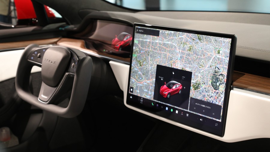 Di balik kemudi mobil Tesla dengan teknologi Full Self-Driving. (Dok: Bloomberg)