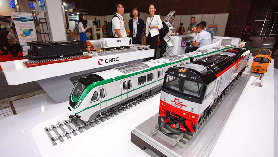 Pengunjung melihat pameran Inamarine 2024 & Railway Tech Indonesia 2024 di JIExpo Kemayoran, Selasa (30/7/2024) (Bloomberg Technoz/Andrean Kristianto)