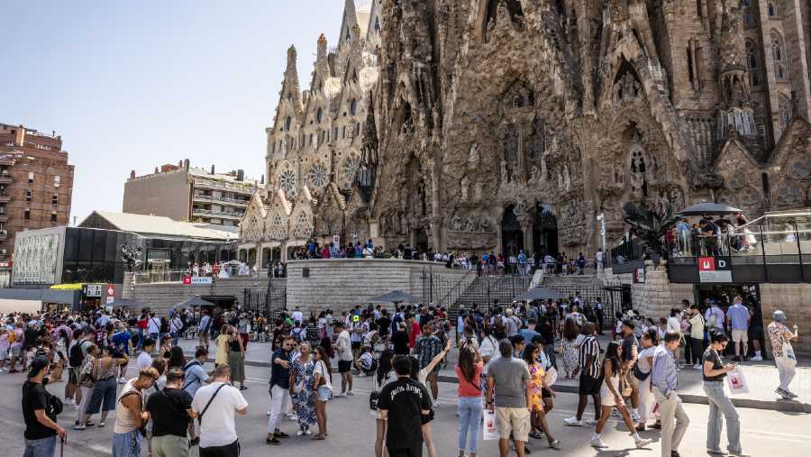 Wisatawan di bawah naungan gereja Sagrada Familia di Barcelona, Spanyol (Dok: Angel Garcia/Bloomberg)