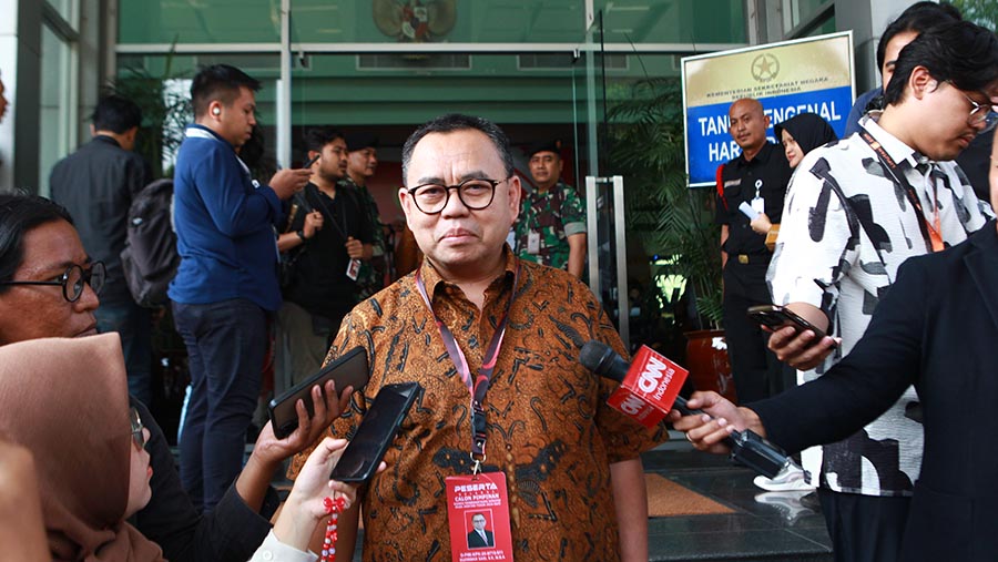 Mantan Menteri ESDM Sudirman Said usai  mengikuti tes tertulia Calon pimpinan KPK di Jakarta, Rabu (31/7/2024). (Bloomberg Technoz/Andrean Kristianto)