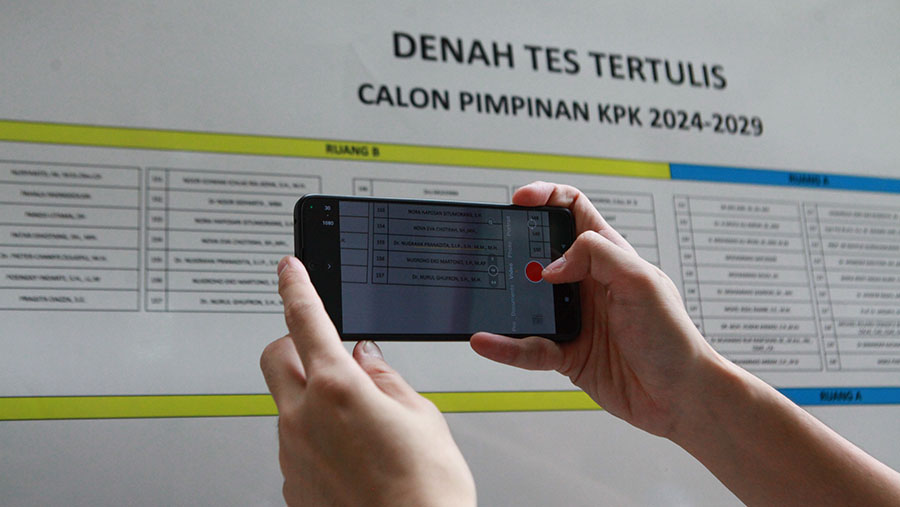 Nama peserta Calon pimpinan (Capim) KPK yang akan mengikuti test tertulis di Jakarta, Rabu (31/7/2024). (Bloomberg Technoz/Andrean Kristianto)