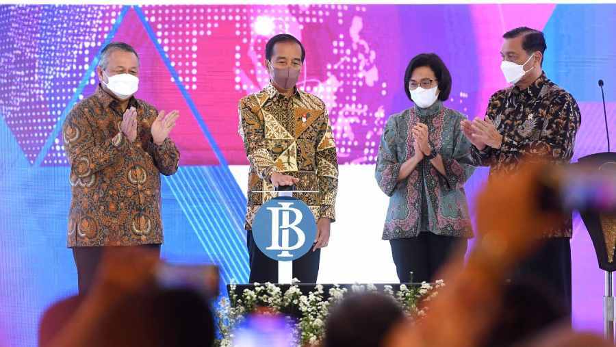 Presiden Joko Widodo (Jokowi) bersama Gubernur BI, Menkeu, dan Menko Marves. (Dok: setneg)