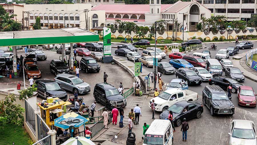 Pengemudi mengantre di sebuah pom bensin di Lagos, Nigeria, Rabu (31/7/2024). (Benson Ibeabuchi/Bloomberg)