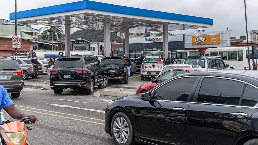 Pengemudi mengantre di sebuah pom bensin di Lagos, Nigeria, Rabu (31/7/2024). (Benson Ibeabuchi/Bloomberg)
