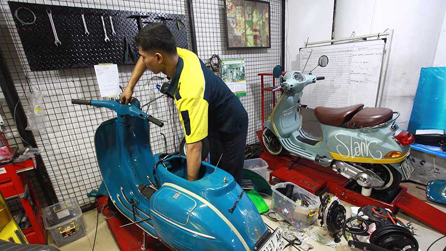 Kementerian ESDM) mengadakan program konversi motor listrik secara gratis untuk 500 unit. (Bloomberg Technoz/Andrean Kristianto)