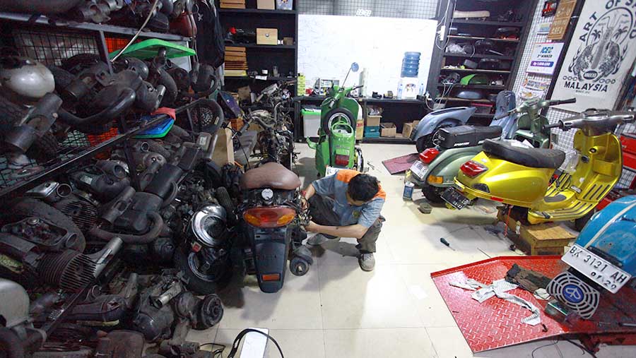 Pekerja meakukan pengerjaan konversi motor listrik di Elders Garage, Jakarta, Jumat (2/8/2024).  (Bloomberg Technoz/Andrean Kristianto)