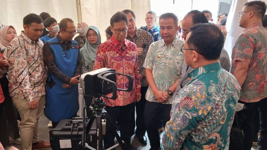 Menteri Kesehatan Budi Gunadi Sadikin meluncurkan alat skrining tuberkulosis (TB) Portable X-Ray pada Jumat (2/8/2024).