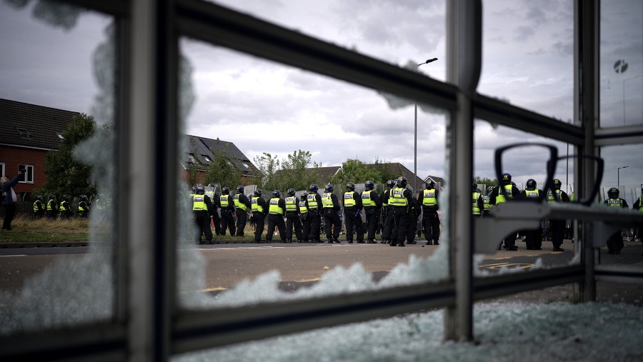 Kerusuhan di luar Holiday Inn Express, yang digunakan sebagai hotel suaka, di Rotherham, Inggris, pada Minggu (04/08/2024). (Sumber: Bloomberg)