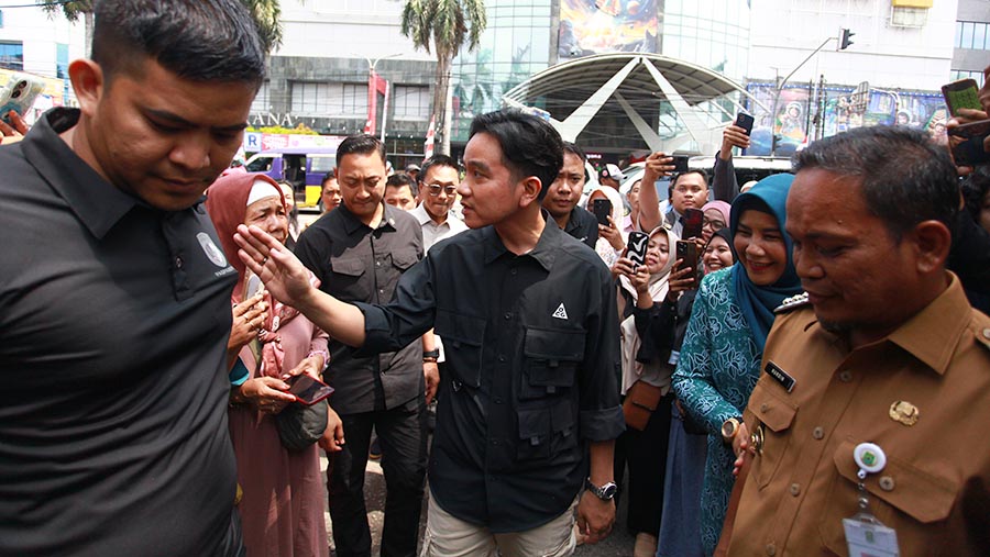 Wapres terpilih Gibran Rakabuming Raka menyapa warga saat tiba di SDN 4 Tangerang, Senin (5/8/2024). (Bloomberg Technoz/Andrean Kristianto)