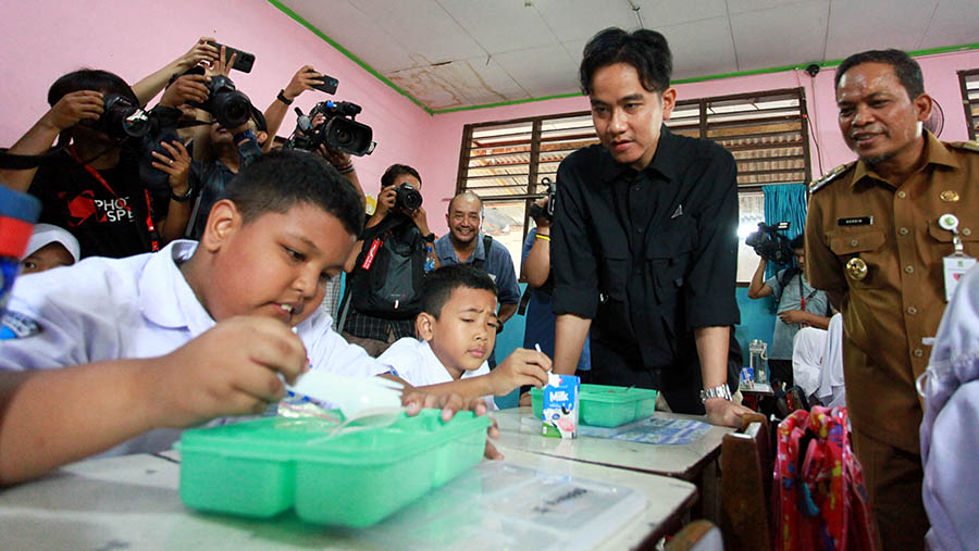 Wapres terpilih Gibran Rakabuming meninjau uji coba makan siang gratis di SDN 4 Tangerang, Senin (5/8/2024). (Bloomberg Technoz/Andrean Kristianto)
