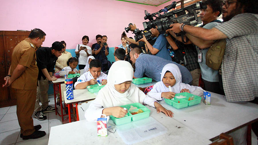 Wapres terpilih Gibran Rakabuming meninjau uji coba makan siang gratis di SDN 4 Tangerang, Senin (5/8/2024). (Bloomberg Technoz/Andrean Kristianto)
