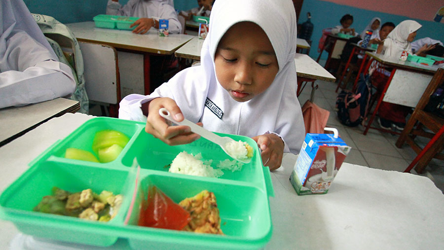 Selain mendapatkan makanan, siswa juga mendapatkan susu UHT. (Bloomberg Technoz/Andrean Kristianto)