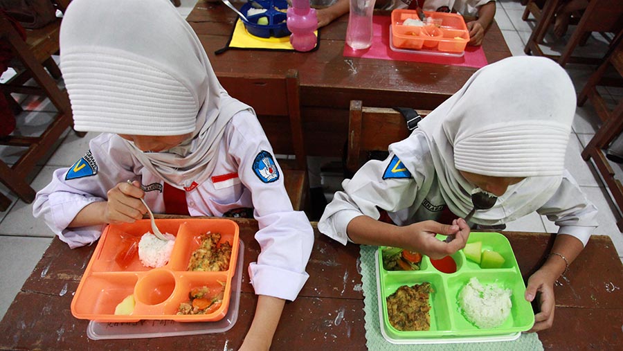 Siswa menyantap makanan saat uji coba program makan siang gratis di SDN 4 Tangerang, Senin (5/8/2024). (Bloomberg Technoz/Andrean Kristianto)
