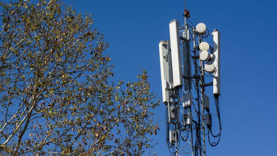 Ilustrasi tower pemancar jaringan telekomunikasi selular dan internet. (Dok: Bloomberg)