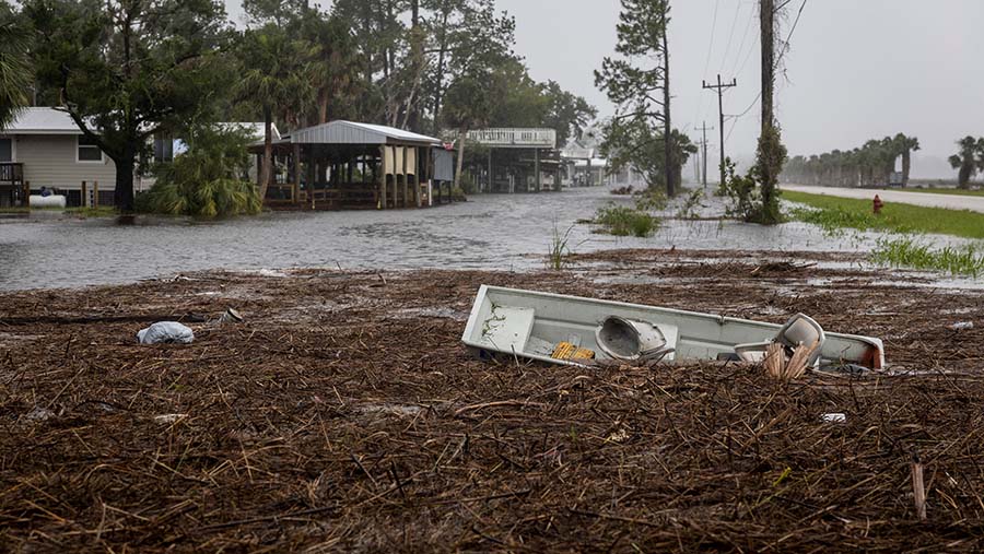 Penduduk di sepanjang pantai diimbau untuk meninggalkan rumah mereka, dan tempat penampungan telah dibuka. (Christian Monterrosa/Bloomberg)