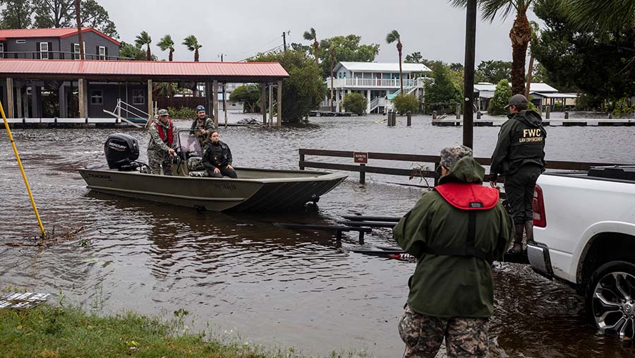 Petugas mengevakuasi warga setelah Badai Debby menerjang Suwannee, Florida, AS, Senin (5/8/2024). (Christian Monterrosa/Bloomberg)