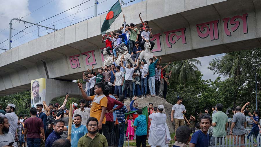 Warga merayakan pengunduran diri Perdana Menteri Bangladesh Sheikh Hasina di Dhaka, Bangladesh, Senin (5/8/2024). (Febeha Monir/Bloomberg)