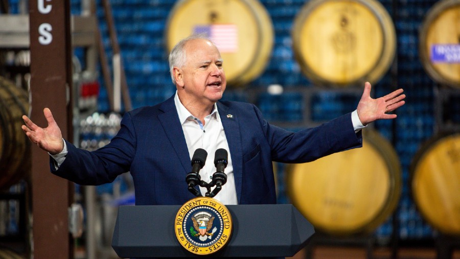 Cawapres Kamala harris, Tim Walz. (Dok: Bloomberg)