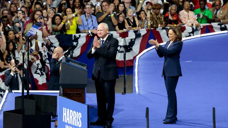 Tim Walz, tengah, bersama Kamala Harris dalam acara kampanye di Philadelphia pada 6 Agustus. (Dok: Hannah Beier/Bloomberg)