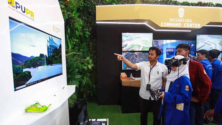 Selain pameran pengunjung dapat menggunakan virtual reality (VR) tentang Ibu Kota Nusantara. (Bloomberg Technoz/Andrean Kristianto)