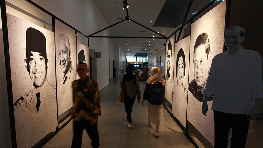 Pengunjung pameran arsip kenegaraan ‘Mari Kemari ke Nusantara!’ di Taman Ismail Marzuki (TIM), Kamis (8/8/2024) (Bloomberg Technoz/Andrean Kristianto)