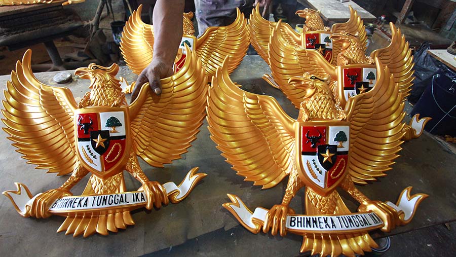 Pekerja menata kerajinan patung Garuda Pancasila di Garuda Fiber, Halim, Jakarta Timur, Jumat (9/8/2024). (Bloomberg Technoz/Andrean Kristianto)
