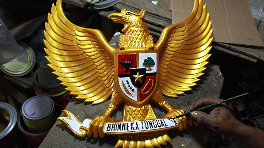 Menjelang memperingati HUT ke-79 Republik Indonesia (RI) permintaan patung Garuda Pancasila meningkat 50%. (Bloomberg Technoz/Andrean Kristianto)