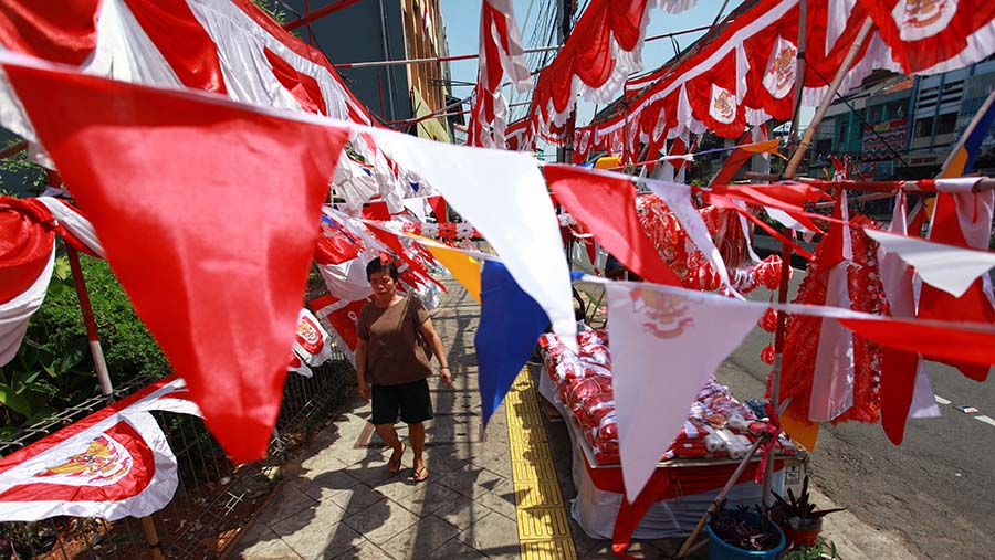 Semarak memperingati hari kemerdekaan RI juga semakin terasa dengan kehadiran pedagang musiman. (Bloomberg Technoz/Andrean Kristianto)