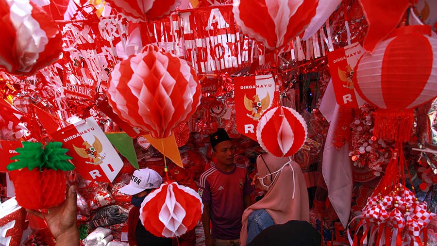 Pedagang musiman pernak-pernik mulai ramai menjajakan dagangannya di Pasar Jatinegara, Jakarta Timur. (Bloomberg Technoz/Andrean Kristianto)