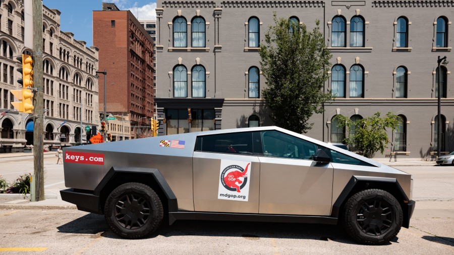 Tesla Cybertruck dengan tanda GOP Maryland di Milwaukee./Bloomberg-Hannah Beier