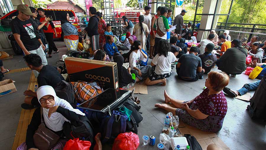 Sejumlah warga memilih mengungsi ke Stasiun Kereta Api (KA) Bandara Manggarai, (Bloomberg Technoz/Andrean Kristianto)