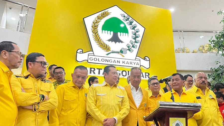 Konfrensi pers Plt Ketum Partai Golkar Agus Gumiwang usai rapat Pleno di DPP Partai Golkar, Selasa (13/8/2024). (Bloomberg Technoz/Mis Fransiska)