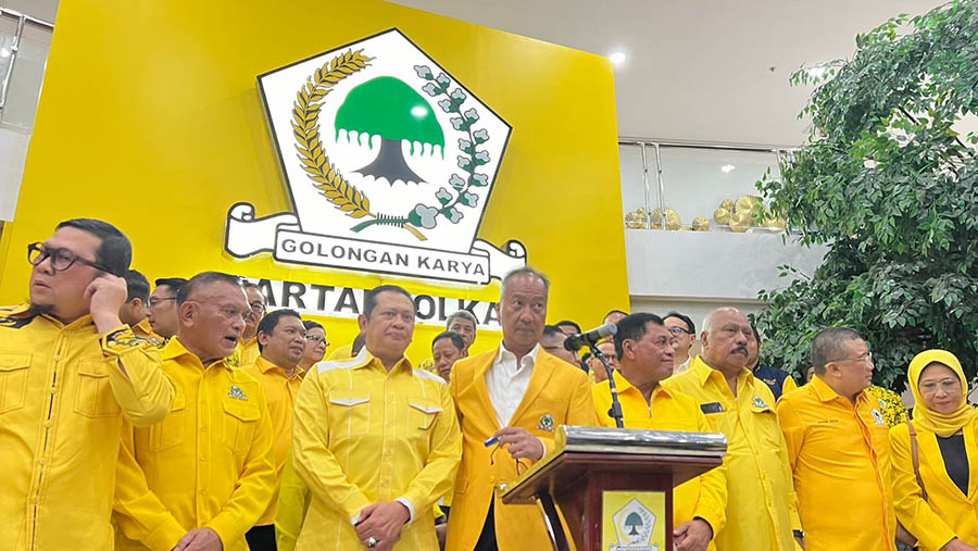 Konfrensi pers Plt Ketum Partai Golkar Agus Gumiwang usai rapat Pleno di DPP Partai Golkar, Selasa (13/8/2024). (Bloomberg Technoz/Mis Fransiska)