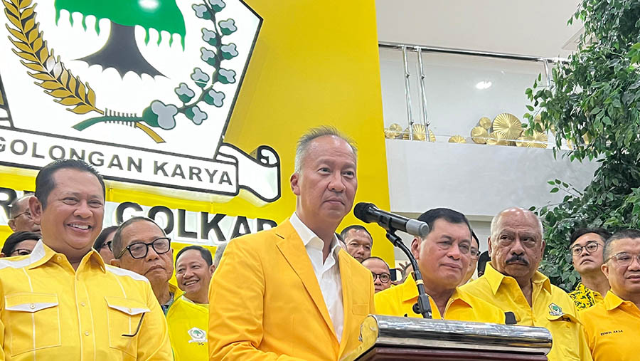 Konferensi pers Plt Ketum Partai Golkar Agus Gumiwang usai rapat Pleno di DPP Partai Golkar, Selasa (13/8/2024). (Bloomberg Technoz/Mis Fransiska)