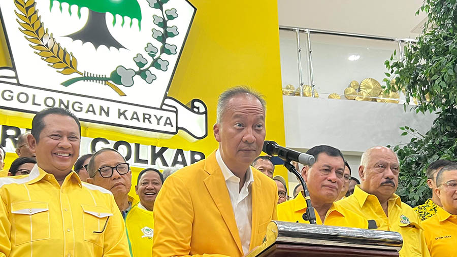 Konfrensi pers Plt Ketum Partai Golkar Agus Gumiwang usai rapat Pleno di DPP Partai Golkar, Selasa (13/8/2024). (Bloomberg Technoz/Mis Fransiska)