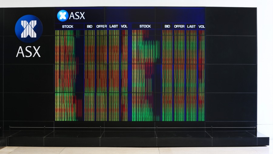 Papan elektronik menampilkan informasi saham di Bursa Efek Australia (ASX) di Sydney. (Fotografer: Brendon Thorne/Bloomberg)